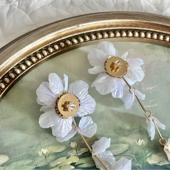 Elegant White Floral Drop Earrings - Picture 6 of 7